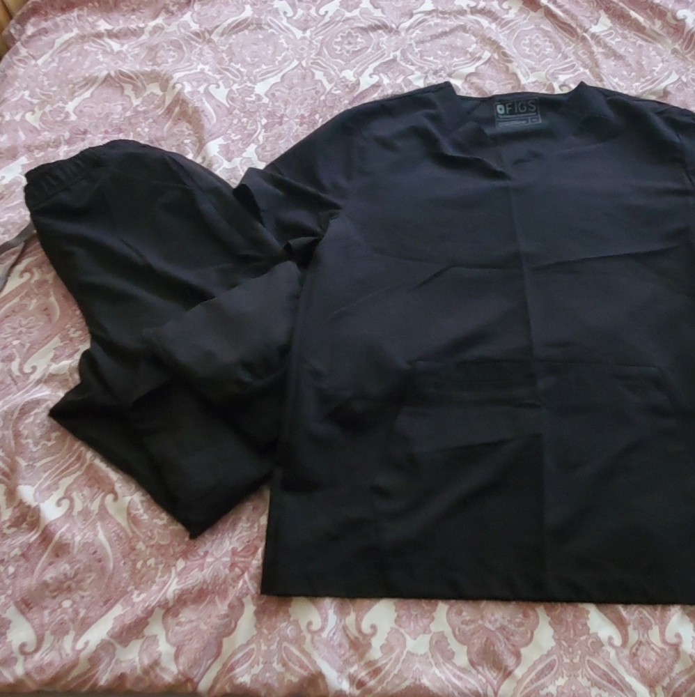 XL Scrub top and L scrubs bottom